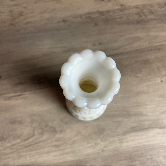 Milk Glass Bud Vase by ANCHOR HOCKING 6” - Picture 4 of 7